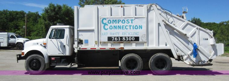 image for item L2823 2000 International 4900 refuse truck