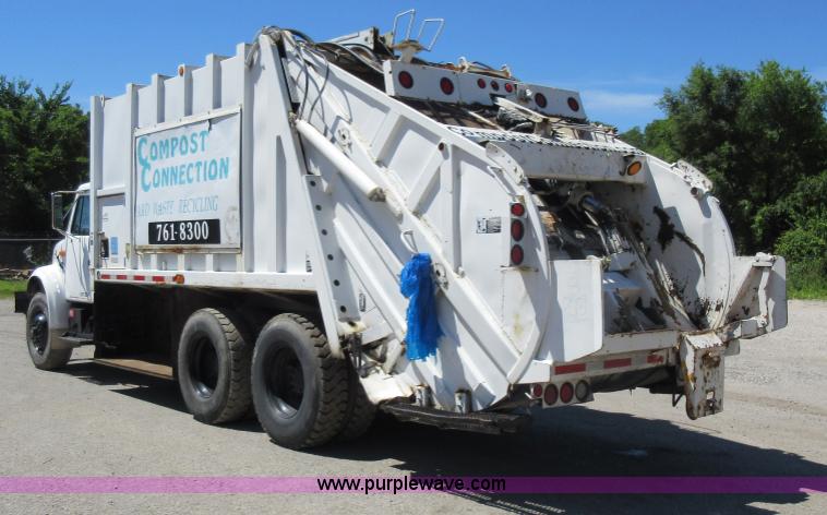 image for item L2823 2000 International 4900 refuse truck
