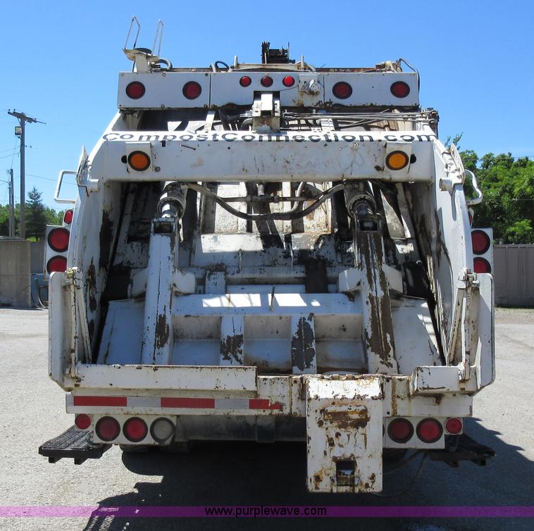 image for item L2823 2000 International 4900 refuse truck