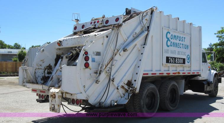 image for item L2823 2000 International 4900 refuse truck