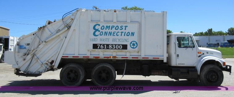 image for item L2823 2000 International 4900 refuse truck
