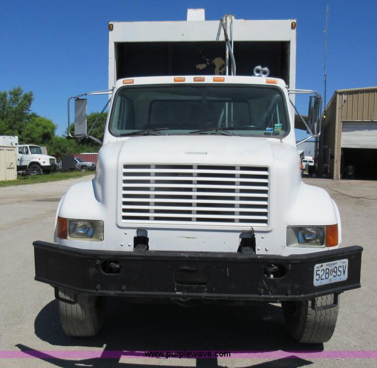 image for item L2823 2000 International 4900 refuse truck