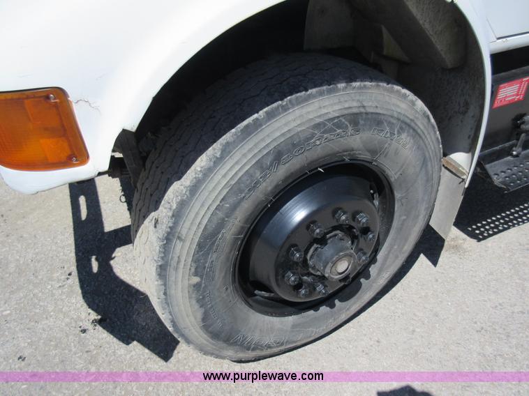 image for item L2823 2000 International 4900 refuse truck