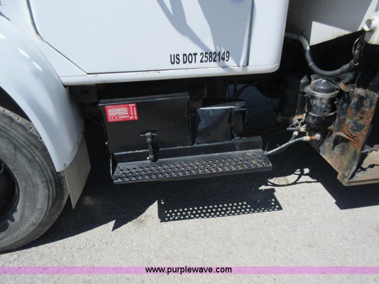 image for item L2823 2000 International 4900 refuse truck