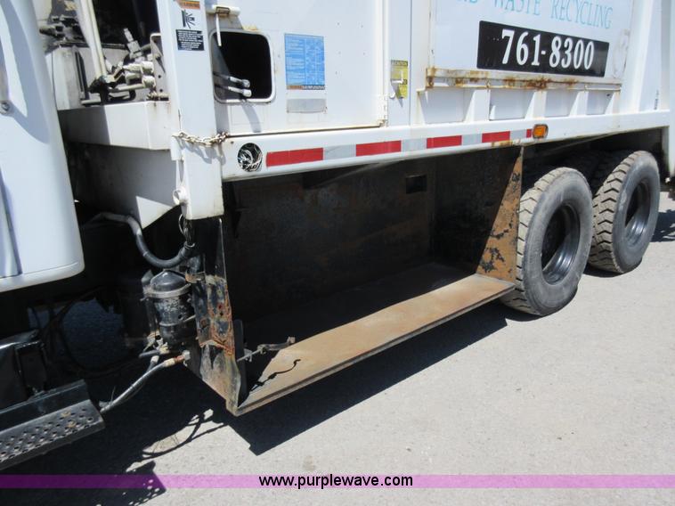 image for item L2823 2000 International 4900 refuse truck