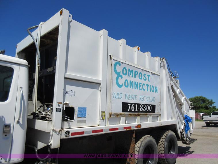 image for item L2823 2000 International 4900 refuse truck