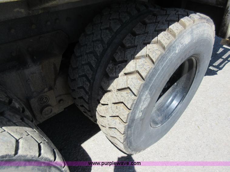 image for item L2823 2000 International 4900 refuse truck