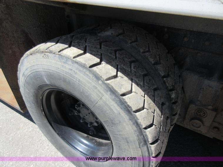 image for item L2823 2000 International 4900 refuse truck