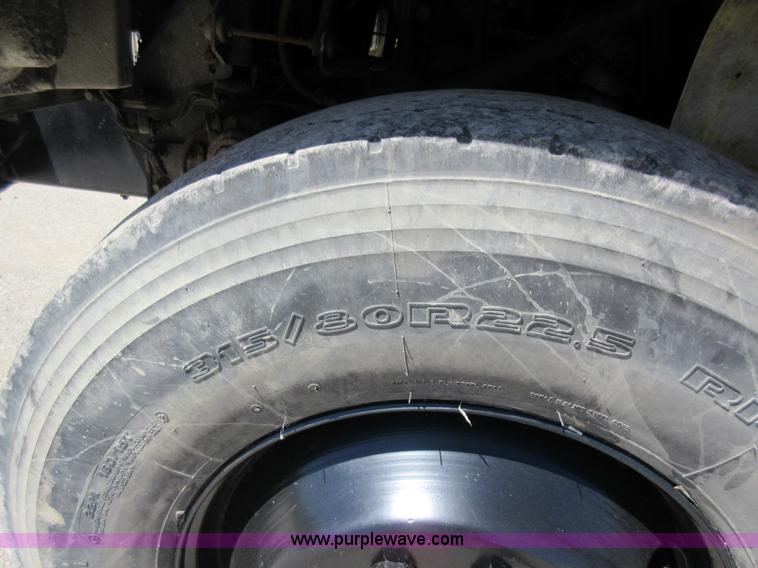 image for item L2823 2000 International 4900 refuse truck