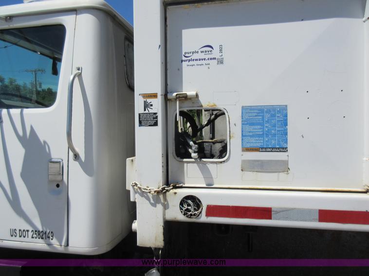 image for item L2823 2000 International 4900 refuse truck