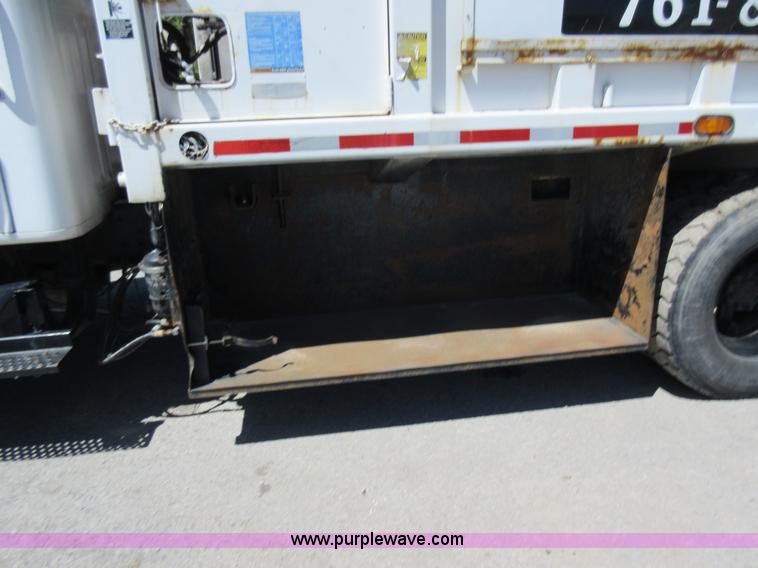 image for item L2823 2000 International 4900 refuse truck