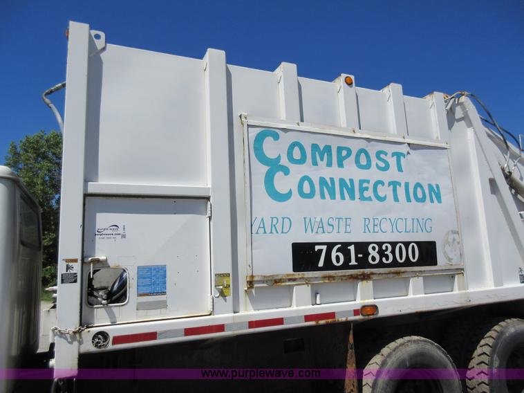 image for item L2823 2000 International 4900 refuse truck