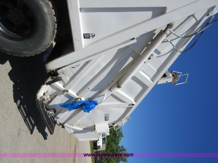 image for item L2823 2000 International 4900 refuse truck