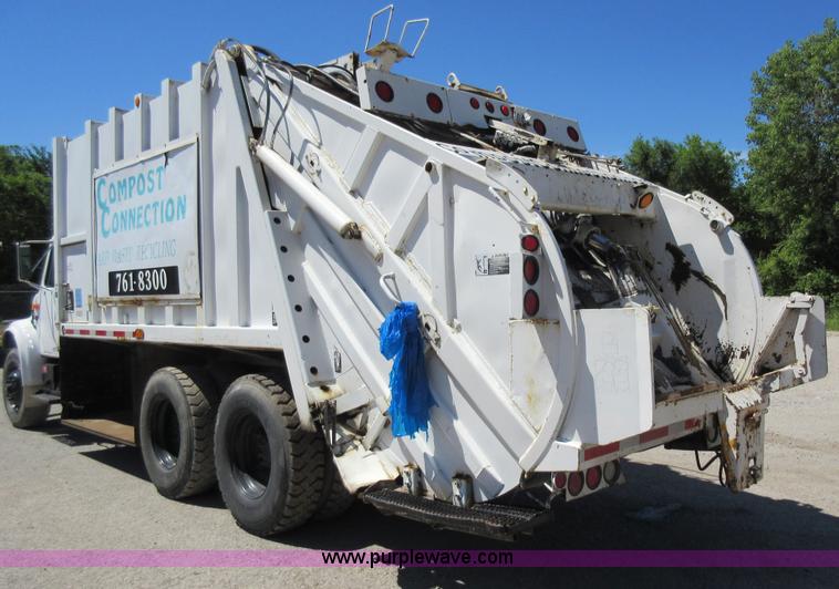 image for item L2823 2000 International 4900 refuse truck