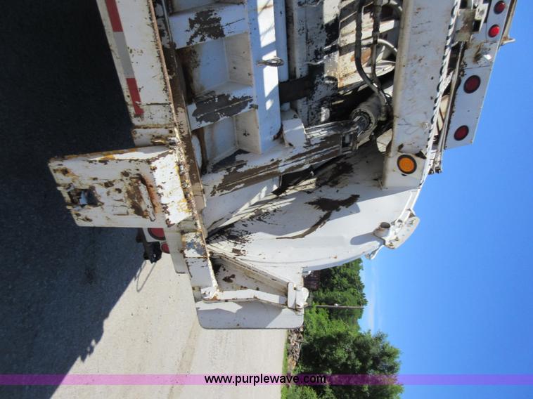 image for item L2823 2000 International 4900 refuse truck
