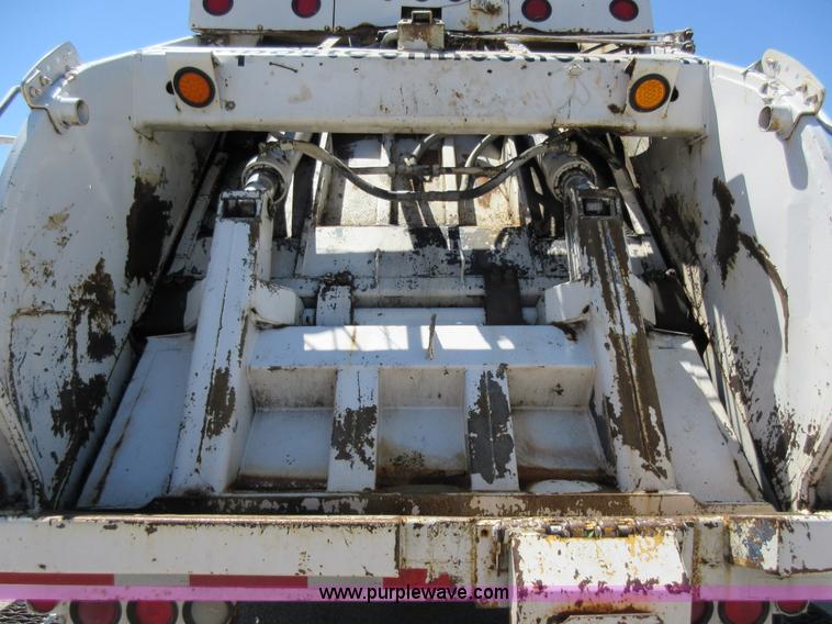 image for item L2823 2000 International 4900 refuse truck