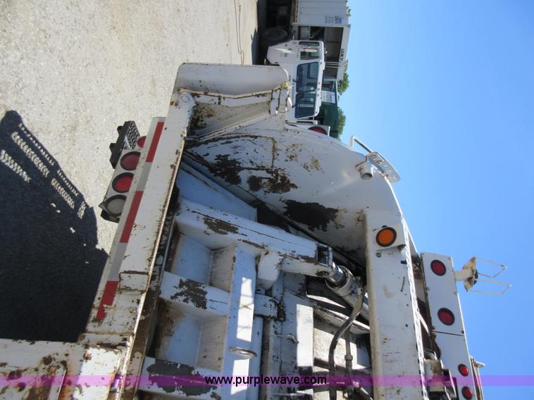 image for item L2823 2000 International 4900 refuse truck
