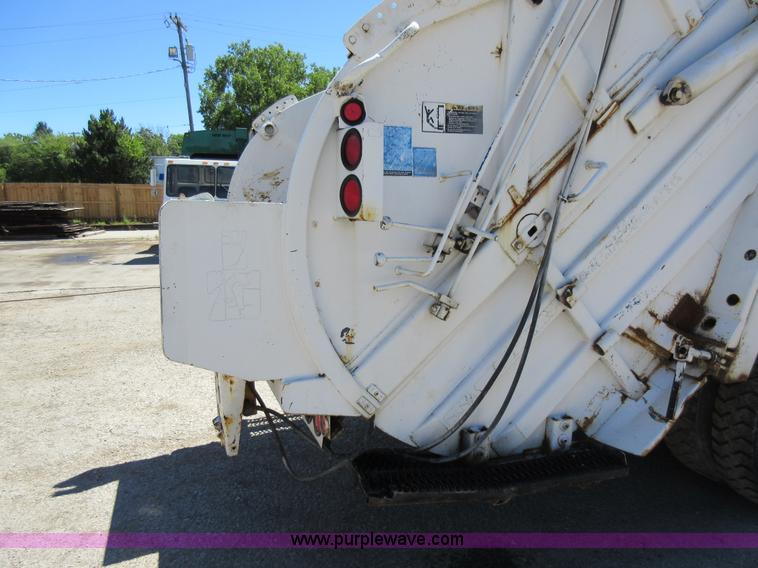 image for item L2823 2000 International 4900 refuse truck