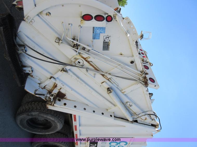 image for item L2823 2000 International 4900 refuse truck