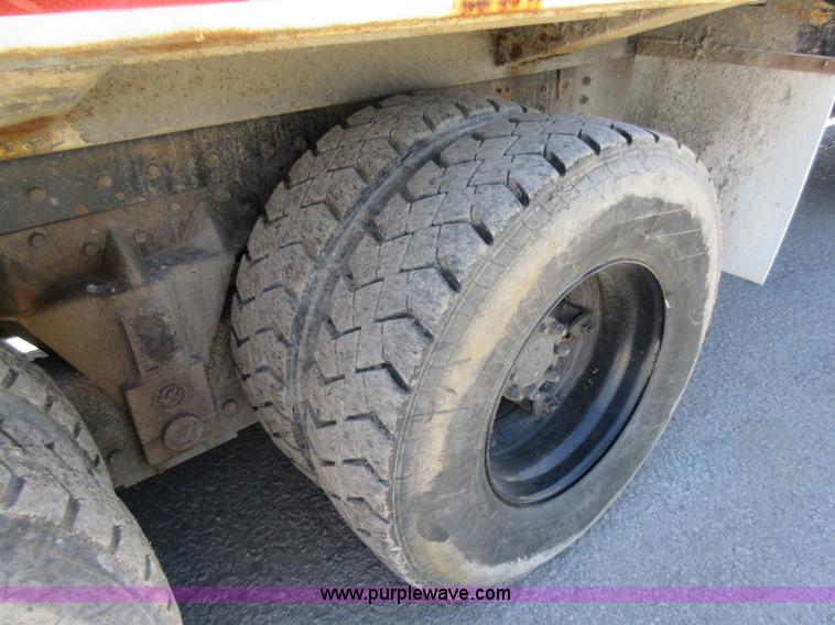 image for item L2823 2000 International 4900 refuse truck