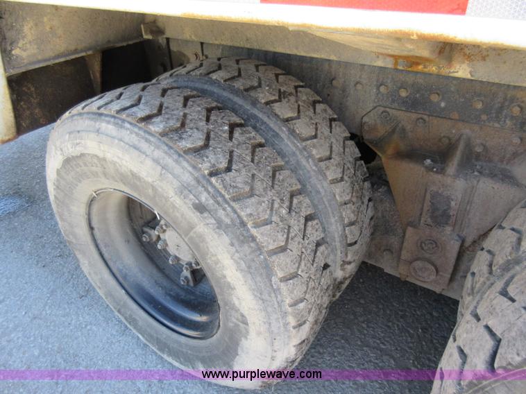 image for item L2823 2000 International 4900 refuse truck