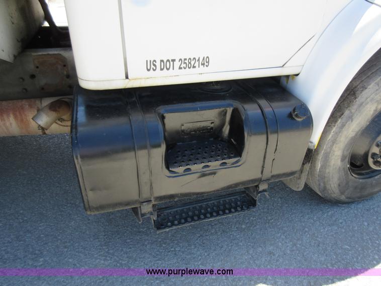 image for item L2823 2000 International 4900 refuse truck