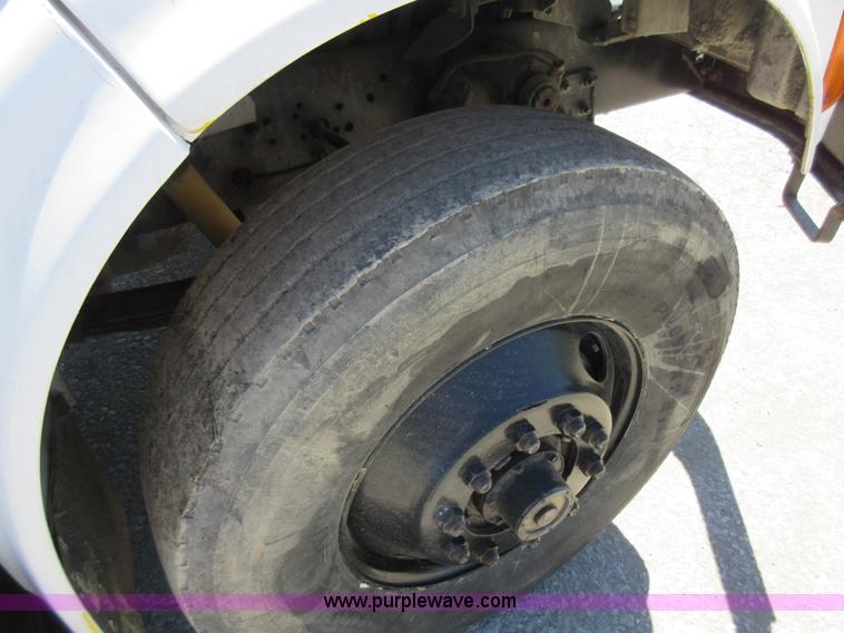 image for item L2823 2000 International 4900 refuse truck