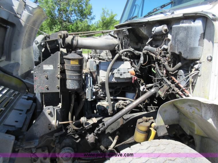 image for item L2823 2000 International 4900 refuse truck