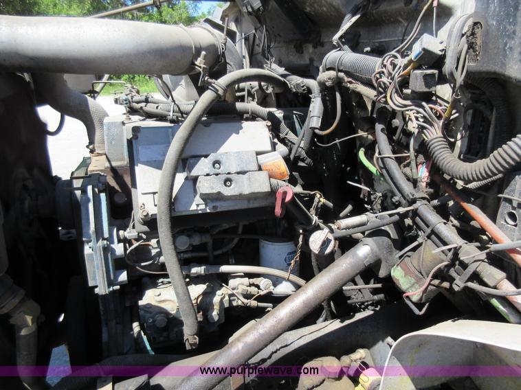 image for item L2823 2000 International 4900 refuse truck