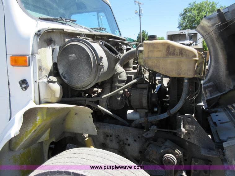 image for item L2823 2000 International 4900 refuse truck