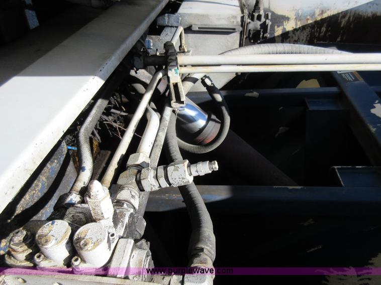 image for item L2823 2000 International 4900 refuse truck