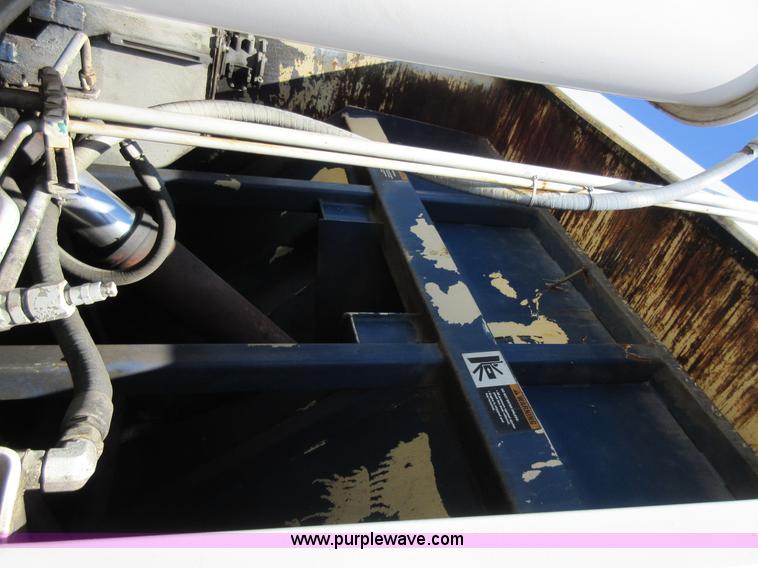 image for item L2823 2000 International 4900 refuse truck