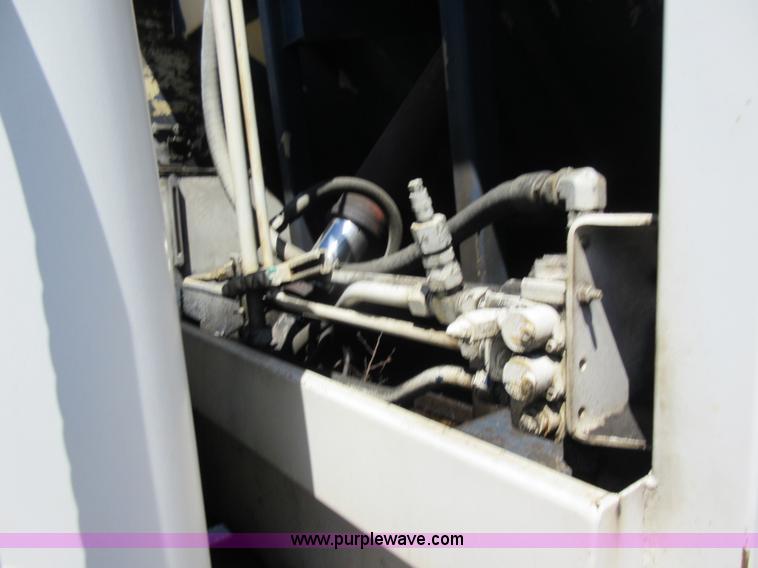 image for item L2823 2000 International 4900 refuse truck