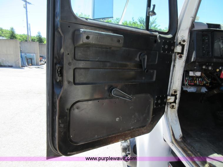 image for item L2823 2000 International 4900 refuse truck