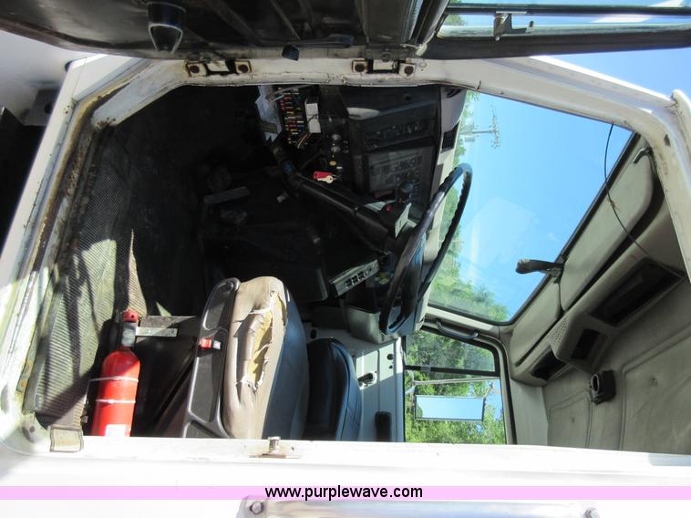 image for item L2823 2000 International 4900 refuse truck