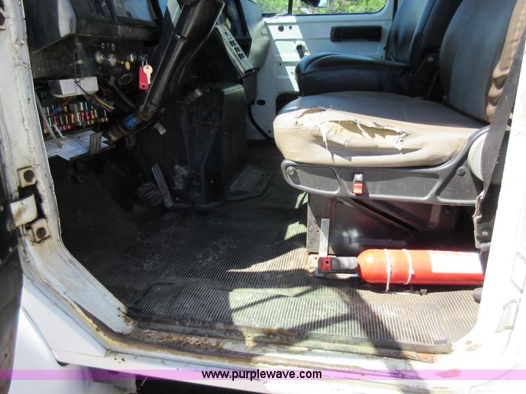 image for item L2823 2000 International 4900 refuse truck