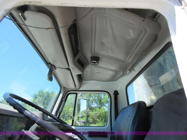 image for item L2823 2000 International 4900 refuse truck