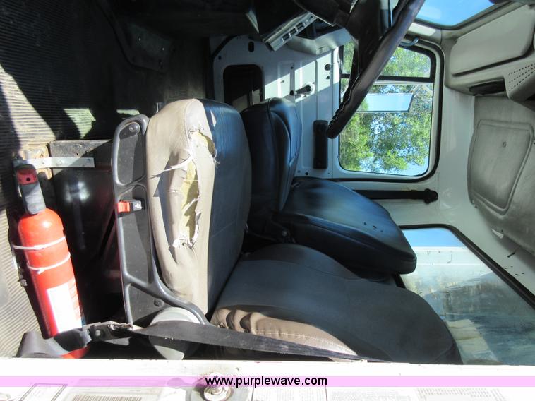 image for item L2823 2000 International 4900 refuse truck