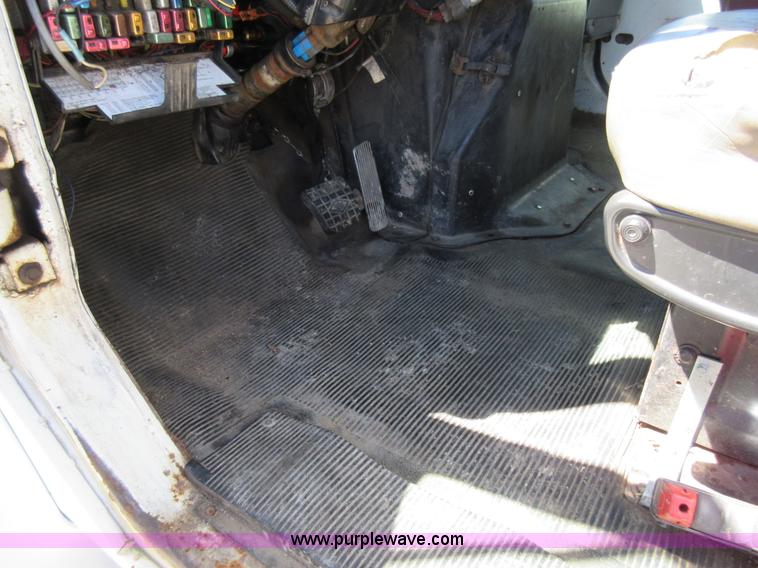 image for item L2823 2000 International 4900 refuse truck