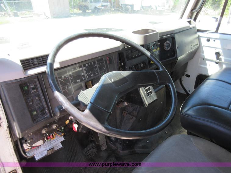 image for item L2823 2000 International 4900 refuse truck