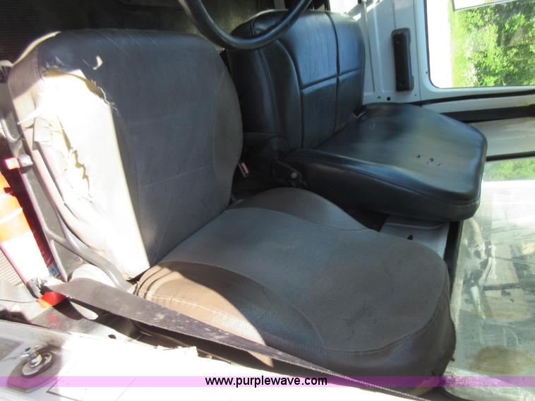 image for item L2823 2000 International 4900 refuse truck