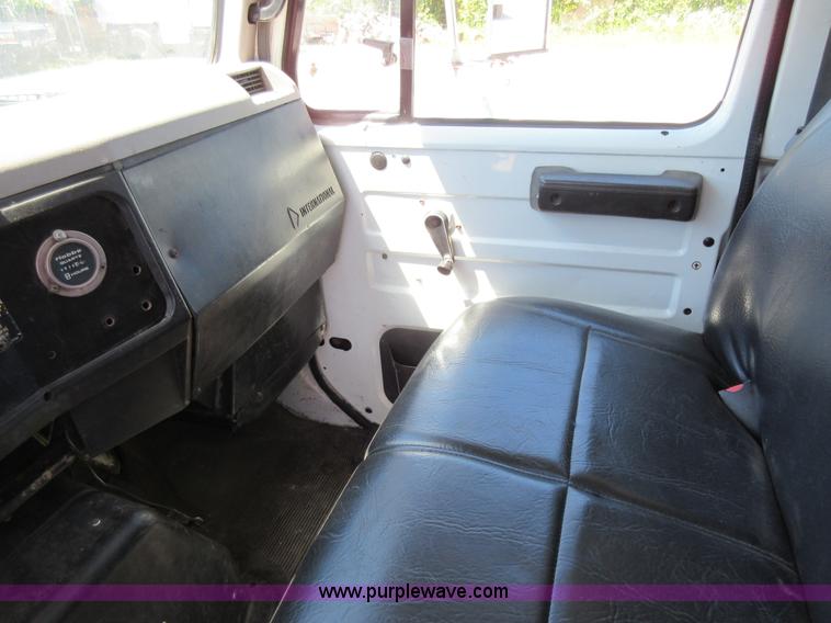 image for item L2823 2000 International 4900 refuse truck