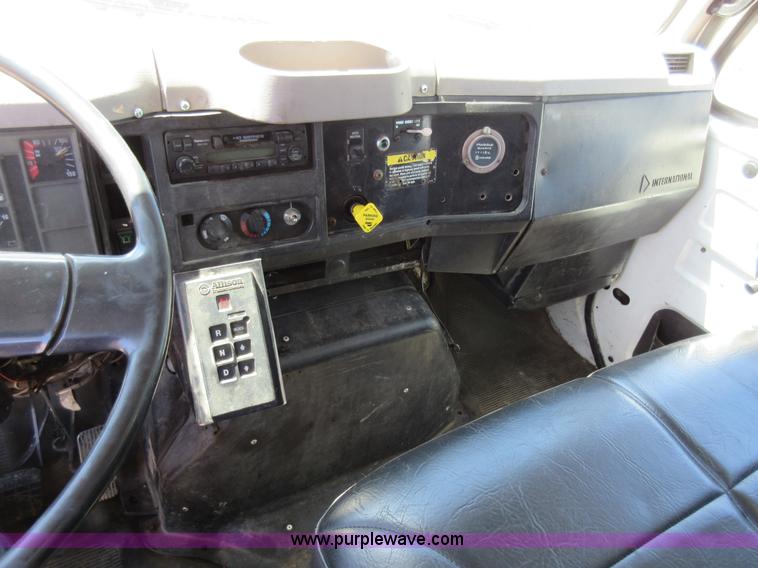 image for item L2823 2000 International 4900 refuse truck