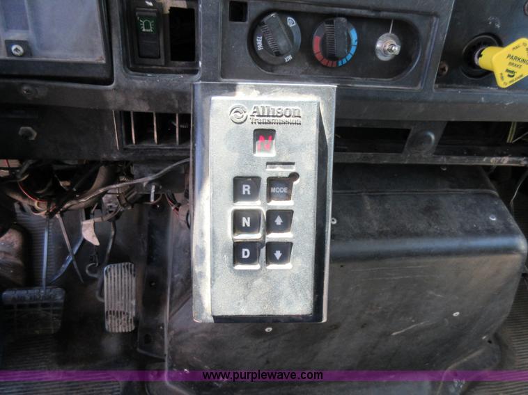 image for item L2823 2000 International 4900 refuse truck