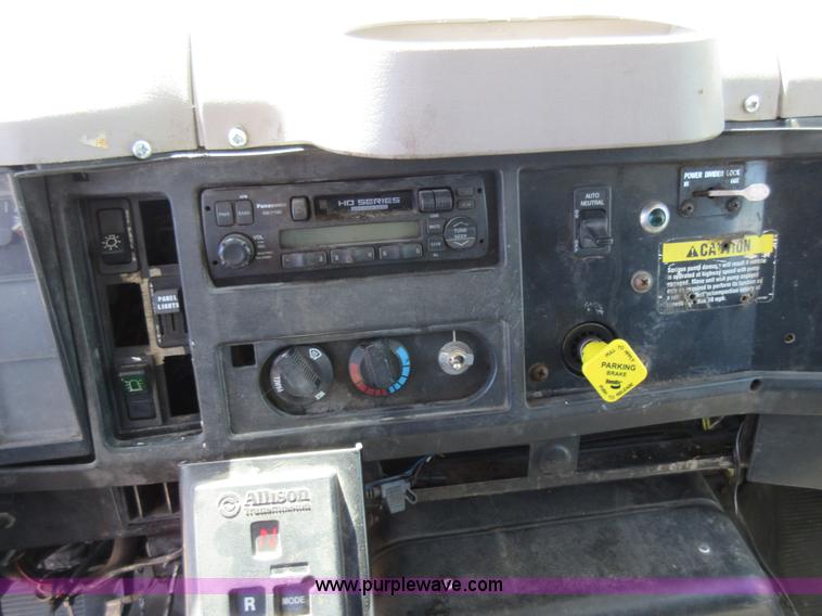 image for item L2823 2000 International 4900 refuse truck