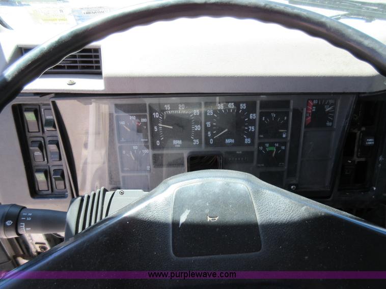 image for item L2823 2000 International 4900 refuse truck