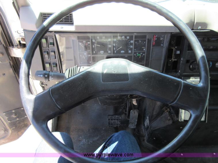 image for item L2823 2000 International 4900 refuse truck