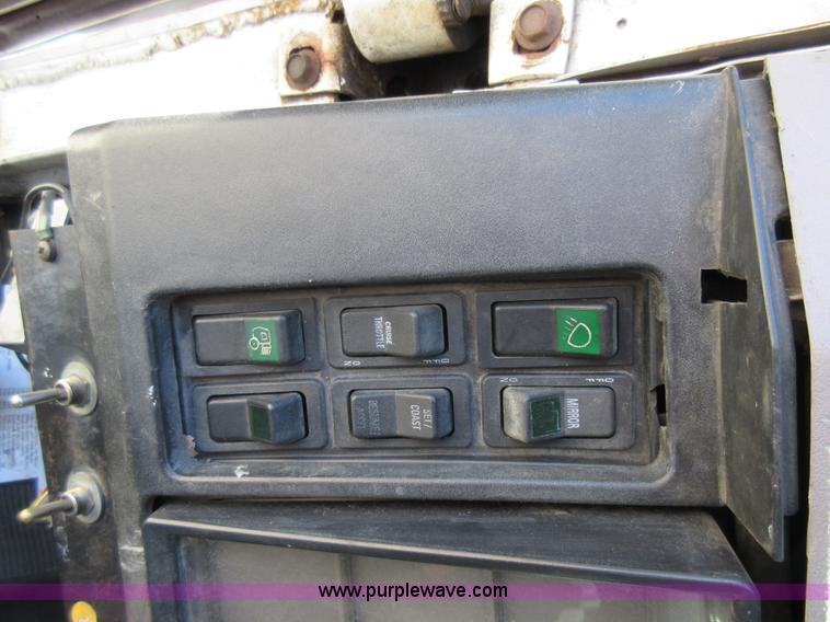 image for item L2823 2000 International 4900 refuse truck