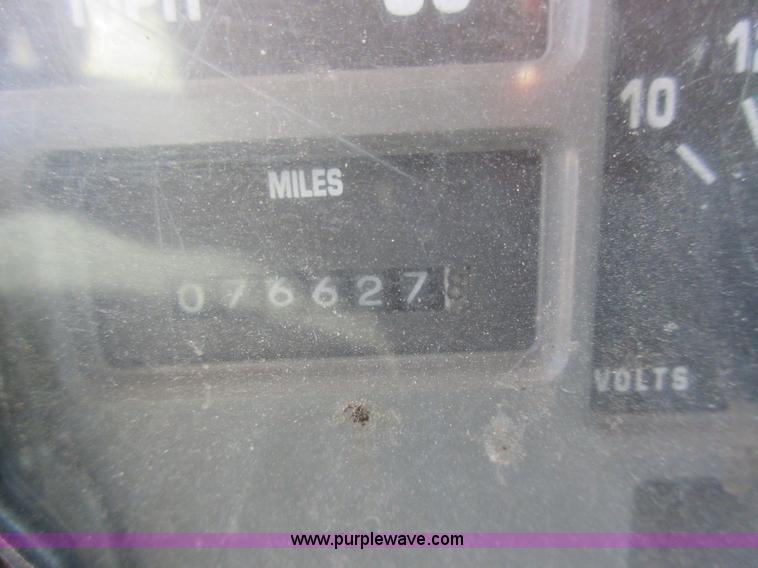 image for item L2823 2000 International 4900 refuse truck