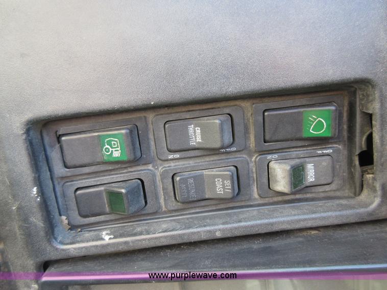 image for item L2823 2000 International 4900 refuse truck